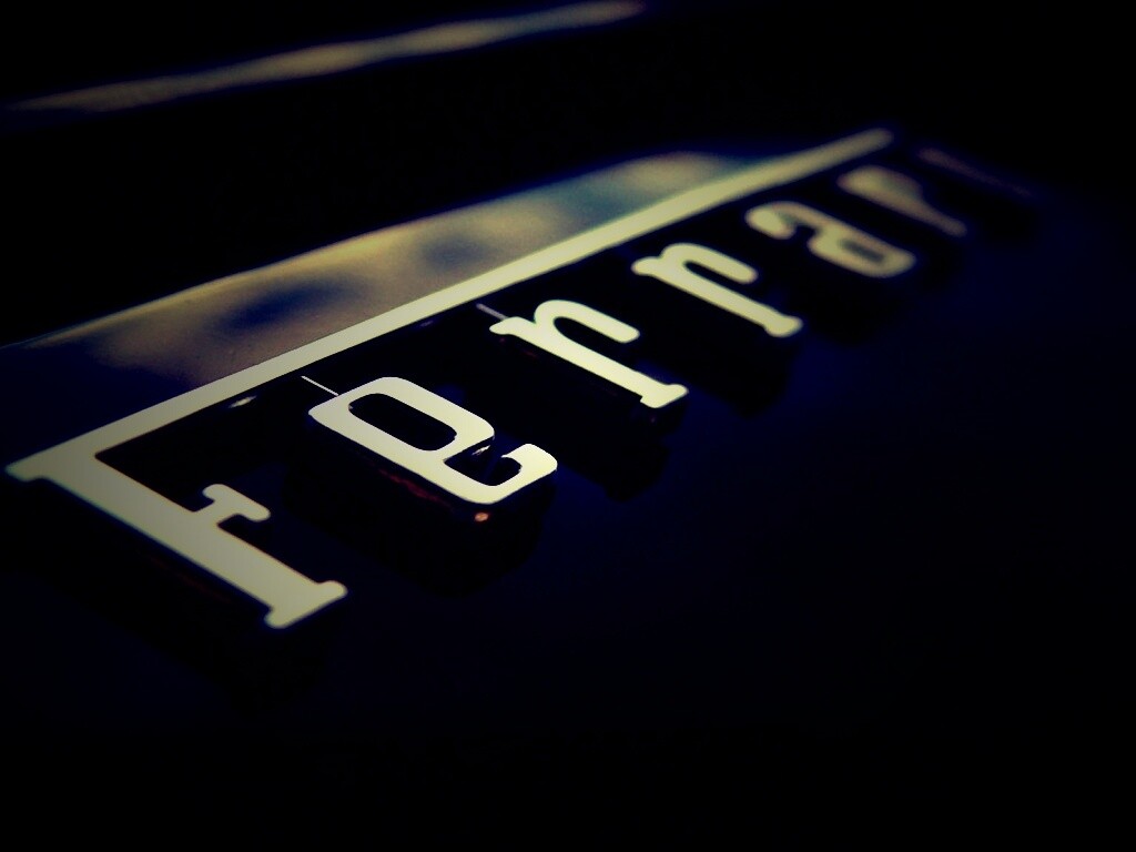 Хромированный логотип Ferrari обои