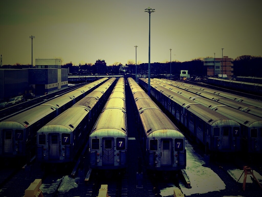 Вагоны метро на стоянке обои