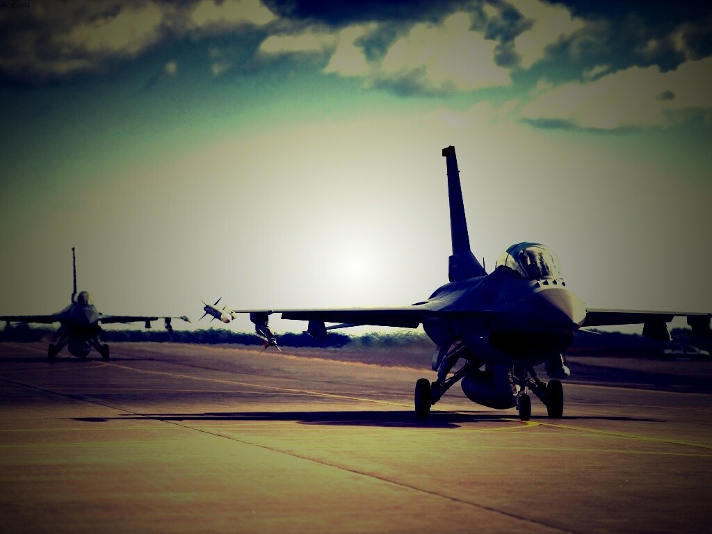 Истребители f16 Falcon на взлетной полосе обои