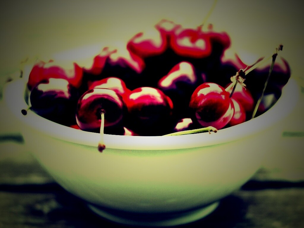 Миска спелой черешни обои