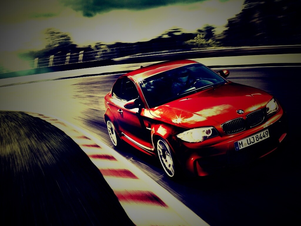 Гонщик за рулем BMW M1 обои