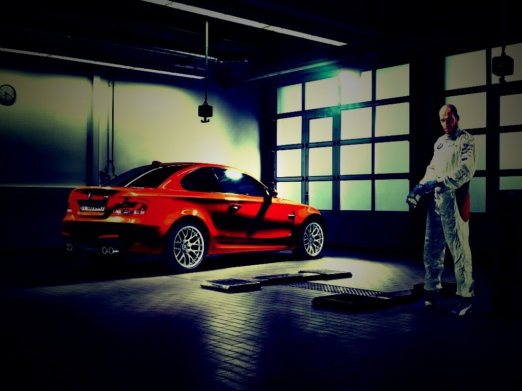 Гонщик и BMW M1 в гараже обои