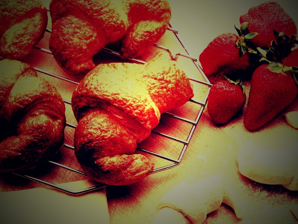 Круассаны с клубникой обои