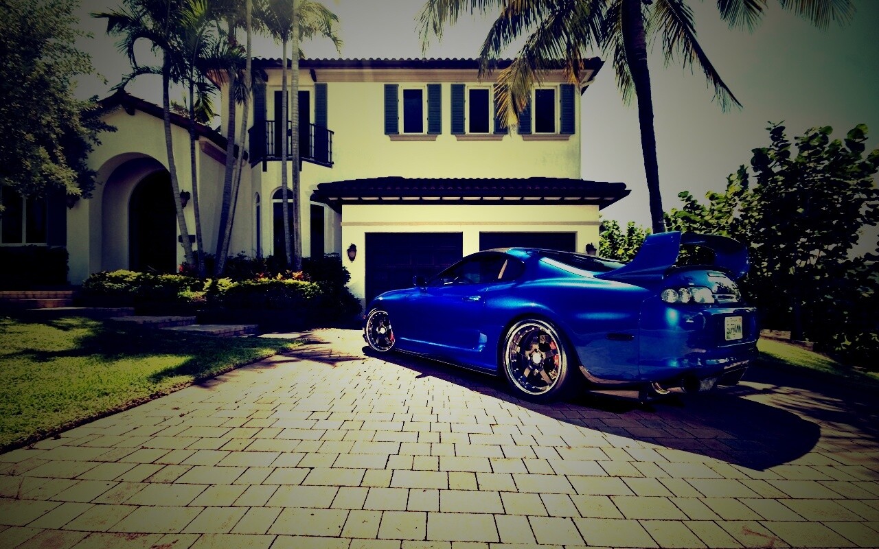 Синее авто у коттеджа обои