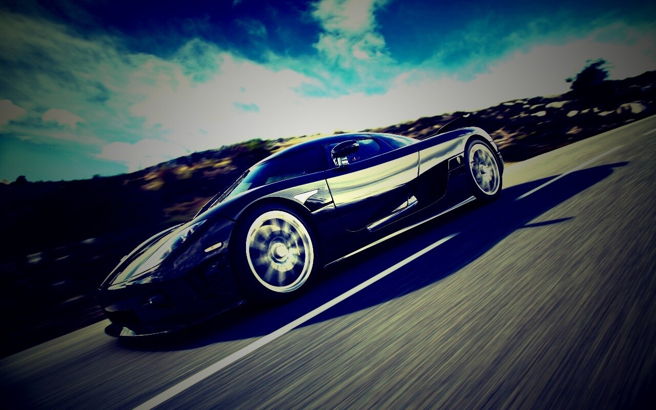 Автомобиль Koenigsegg мчится по трассе обои