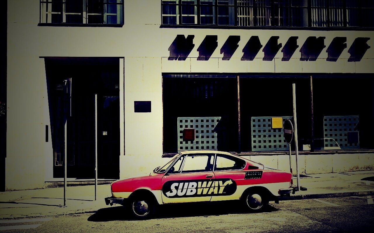 Реклама Subway на машине в Праге обои