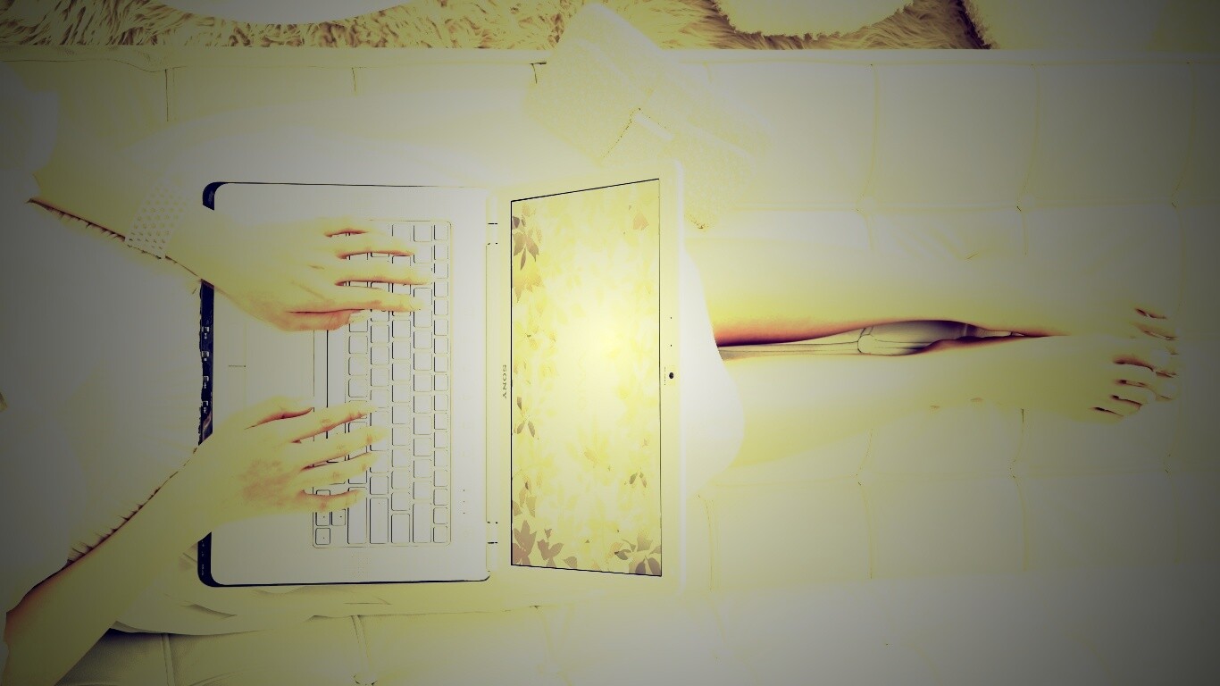 Девушка с ноутбуком vaio обои