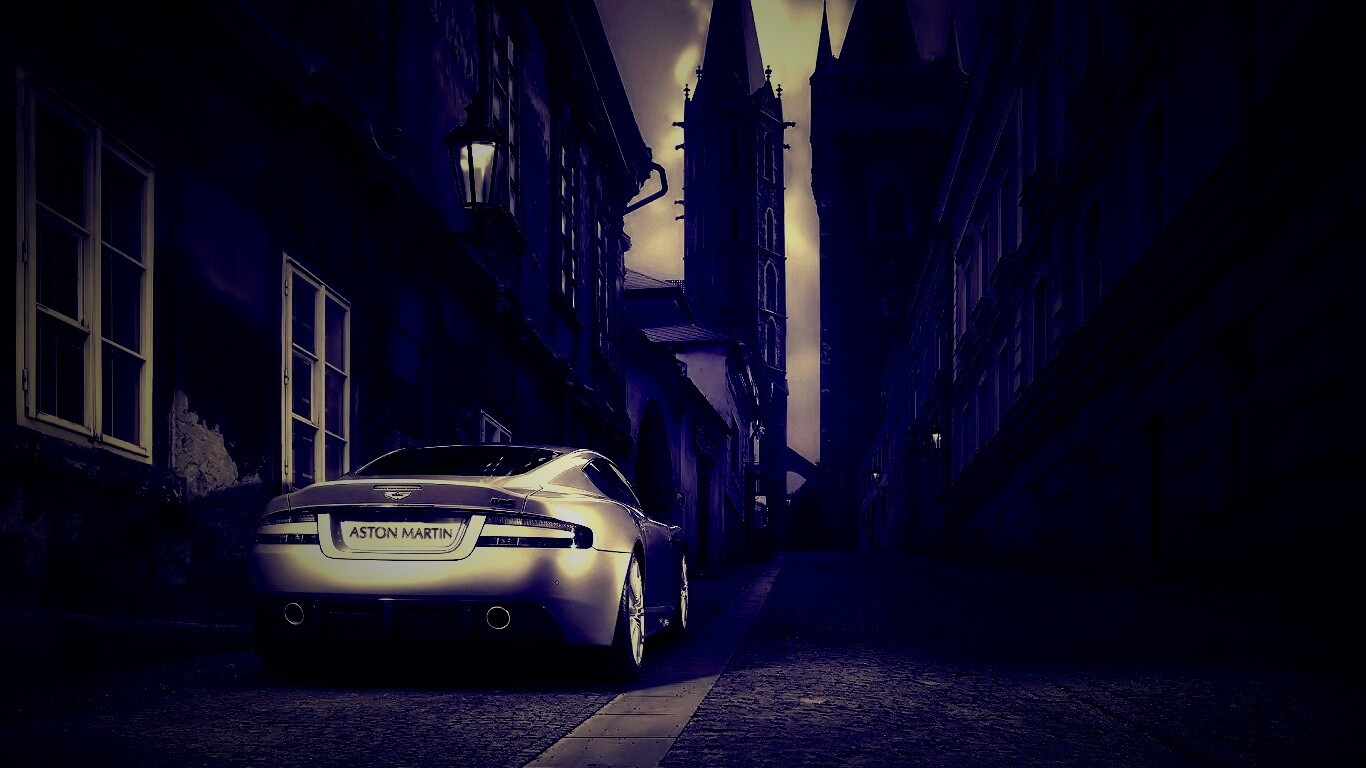 Aston Martin в старинном городе обои