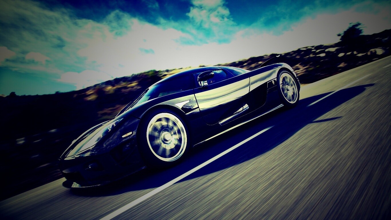 Автомобиль Koenigsegg мчится по трассе обои