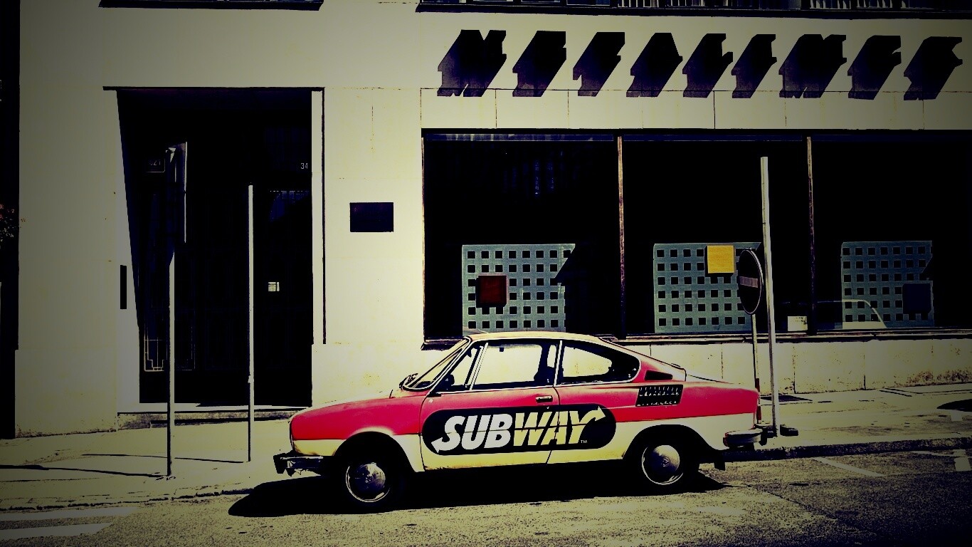 Реклама Subway на машине в Праге обои