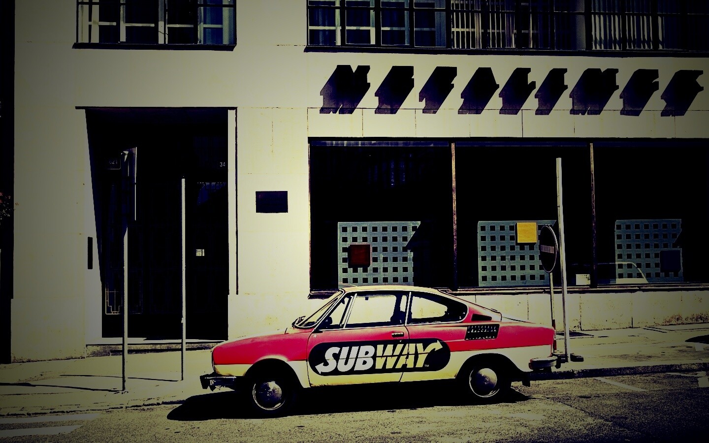 Реклама Subway на машине в Праге обои