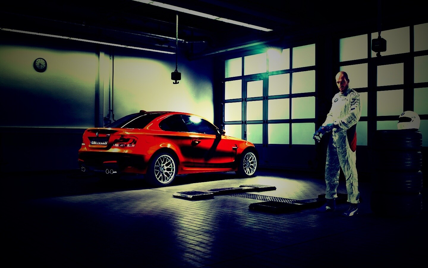 Гонщик и BMW M1 в гараже обои