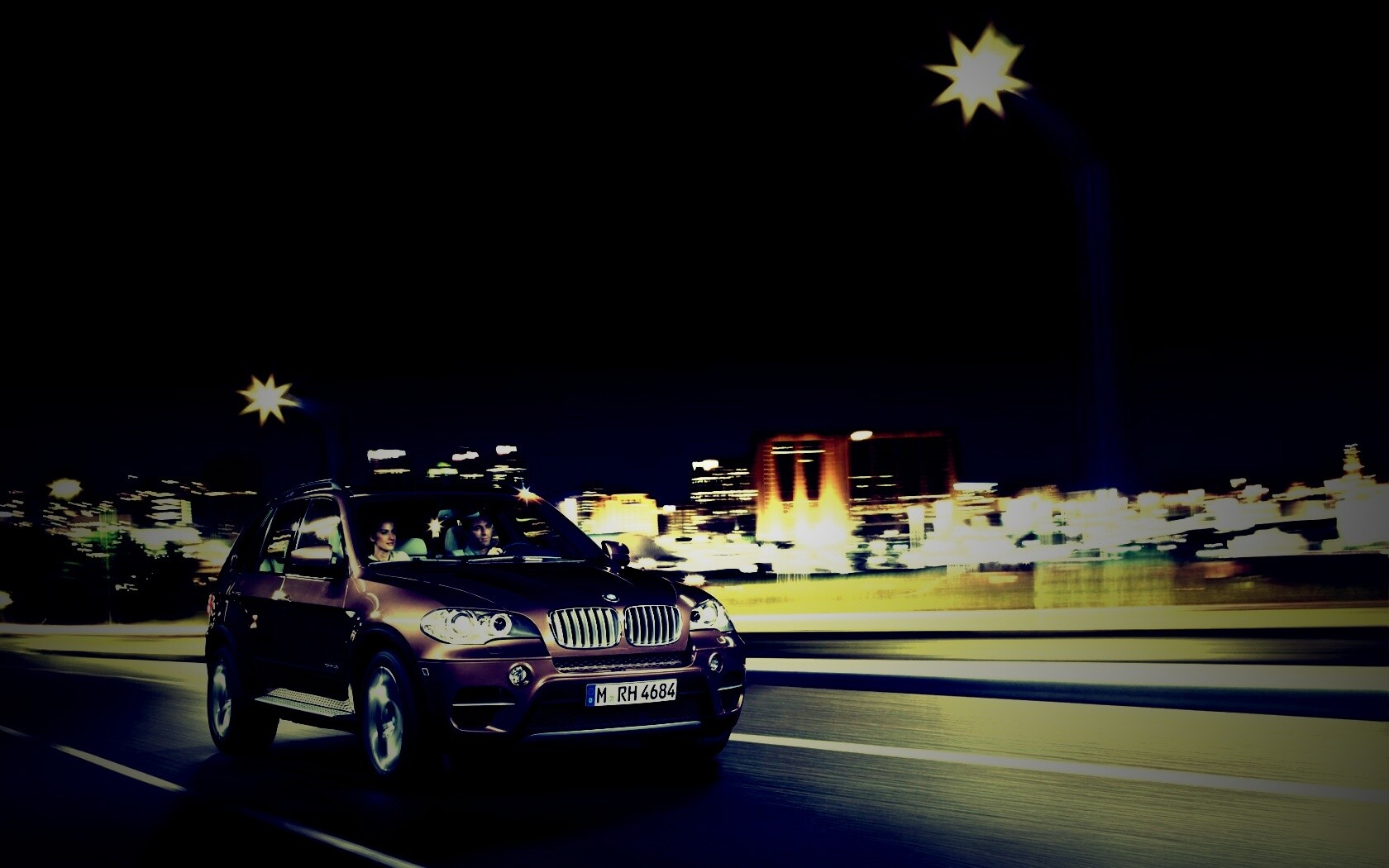 Пара в BMW X5 обои