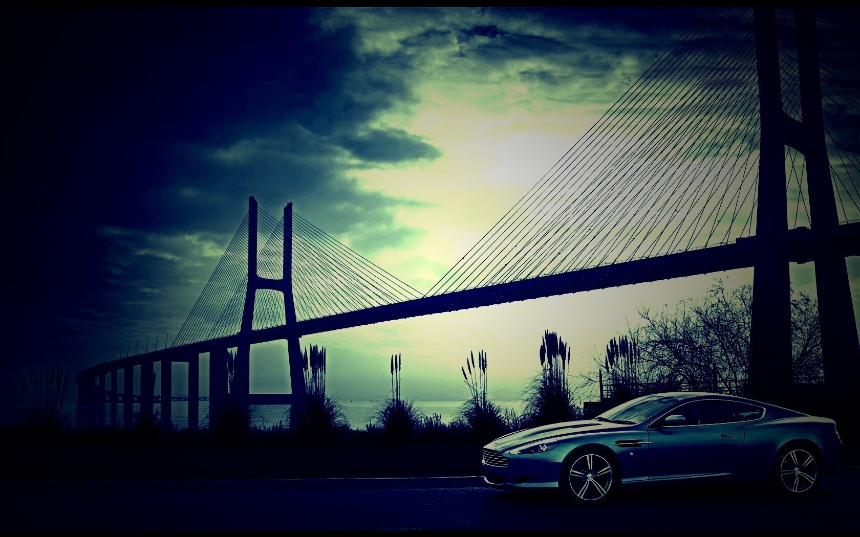 Aston Martin на фоне моста обои