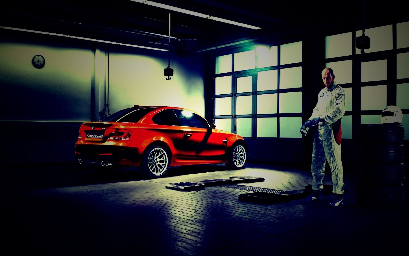Гонщик и BMW M1 в гараже обои