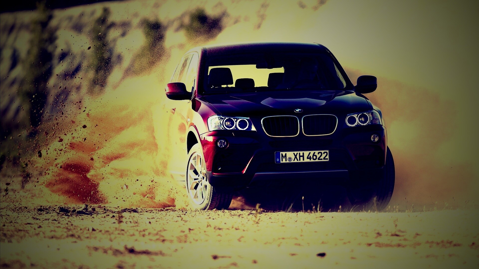 Кроссовер BMW в заносе обои