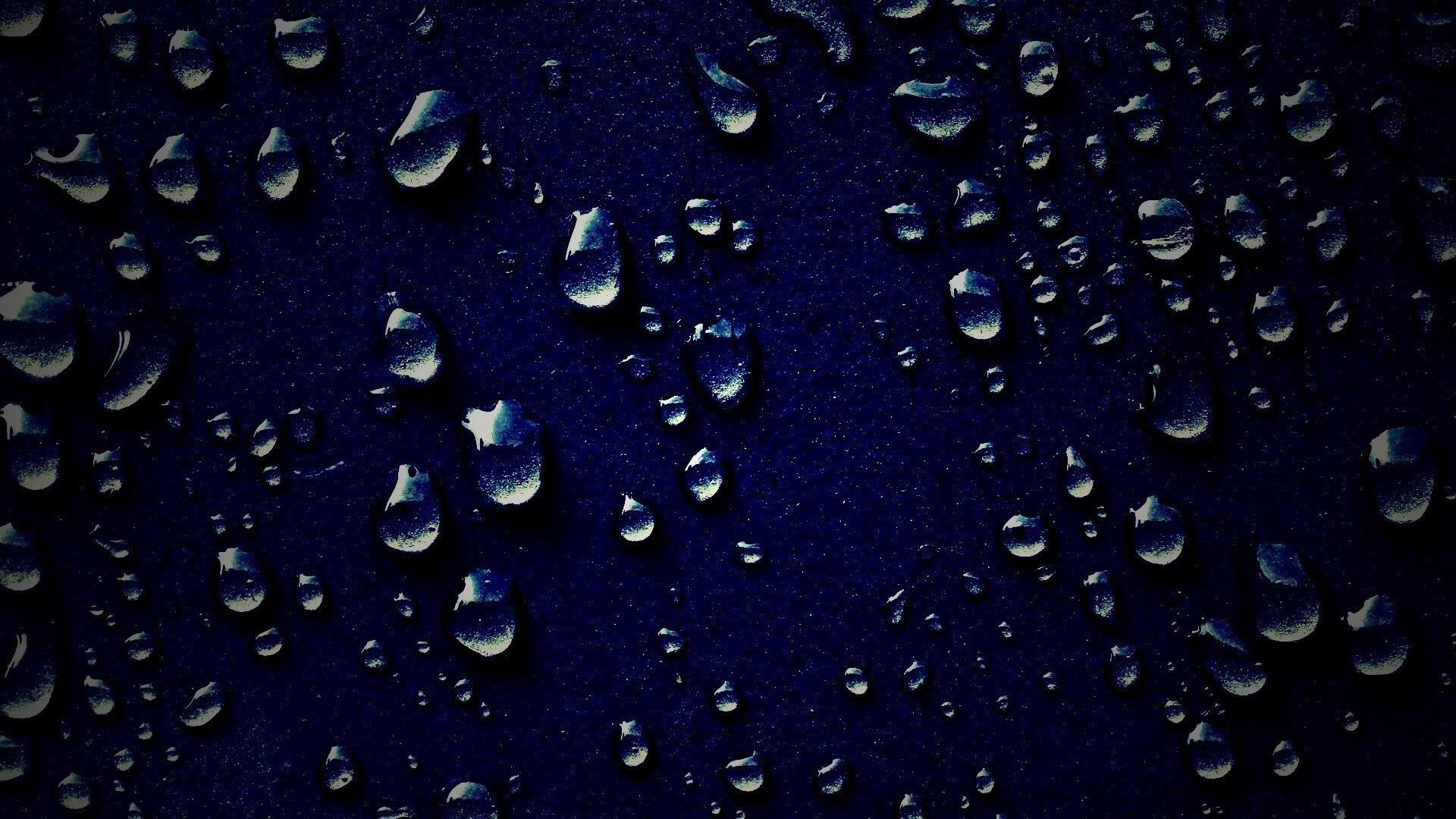 Капли воды на темной поверхности обои