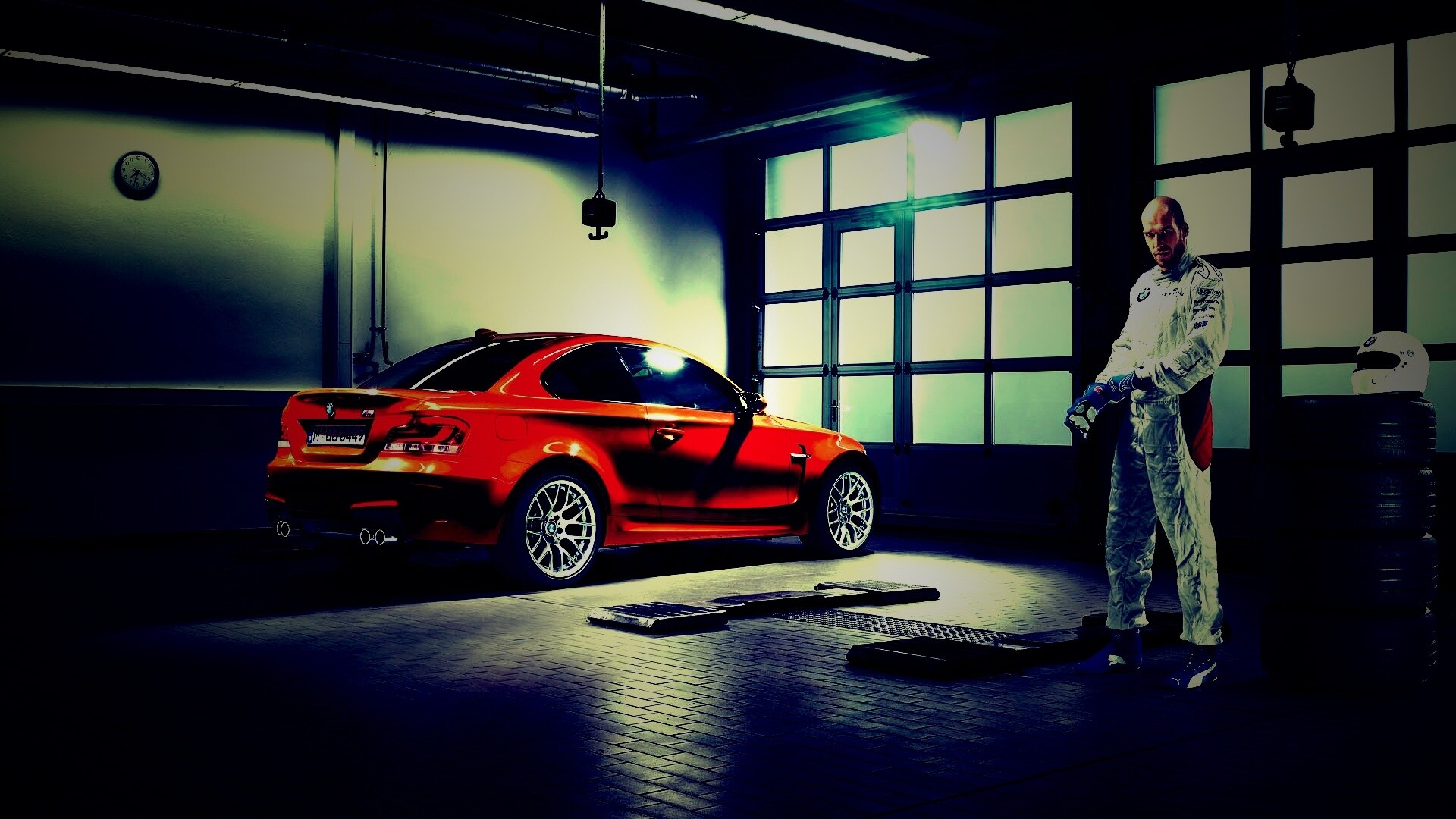 Гонщик и BMW M1 в гараже обои