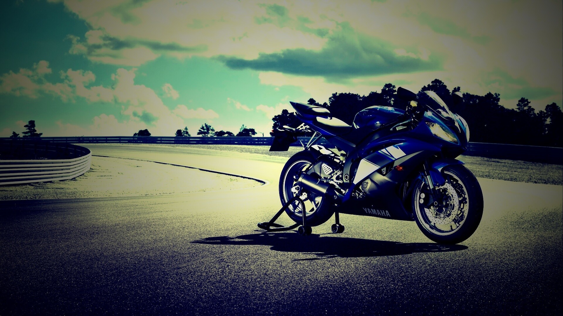 Yamaha R6 на трассе обои