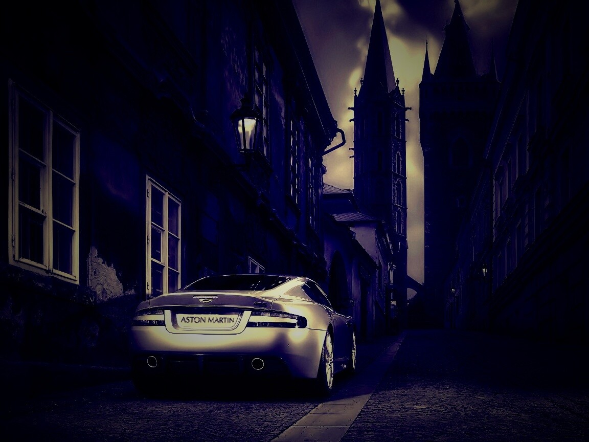 Aston Martin в старинном городе обои