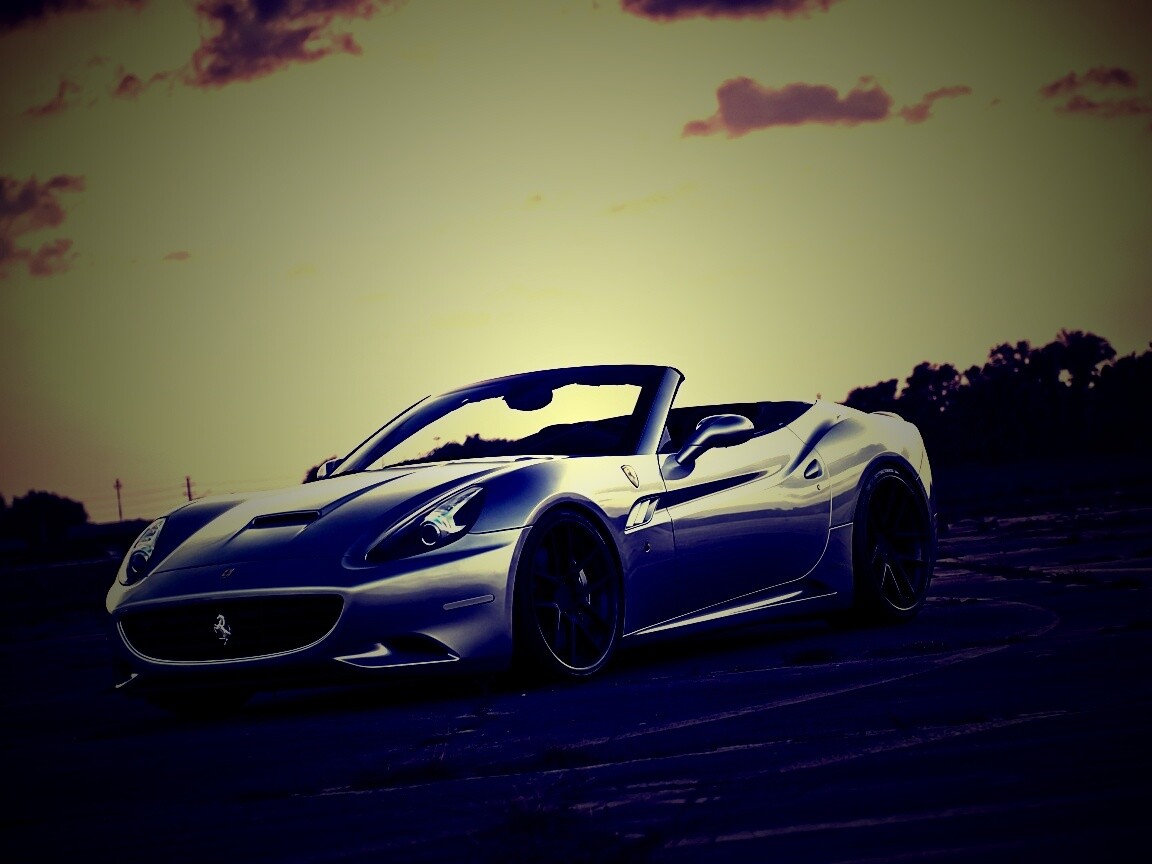 Ferrari на взлетном поле обои