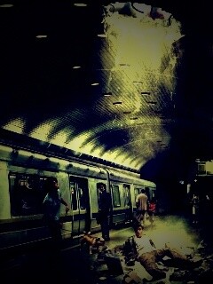 Провалившийся в метро обои