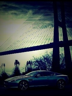 Aston Martin на фоне моста обои