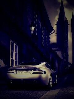 Aston Martin в старинном городе обои