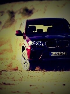 Кроссовер BMW в заносе обои