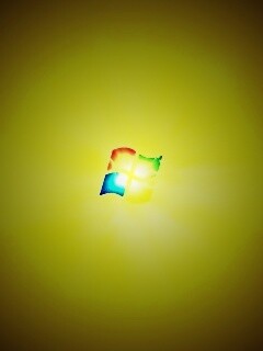 Яркий желтый логотип Windows 7 обои