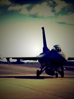 Истребители f16 Falcon на взлетной полосе обои