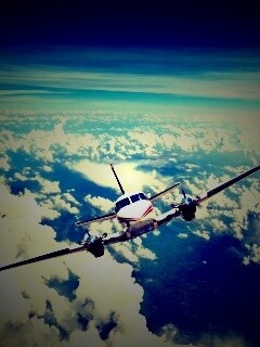 Самолет над облаками обои