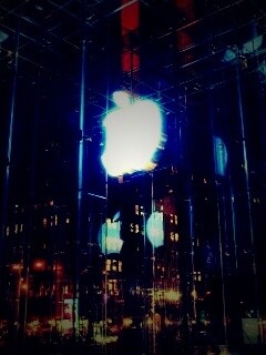 Отражение логотипа Apple в стеклянном здании обои