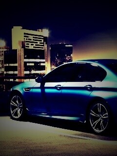BMW F10 на городской парковке обои