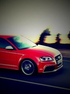 Красная Audi модели RS3 на дороге обои