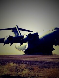 Грузовой самолёт на посадке обои