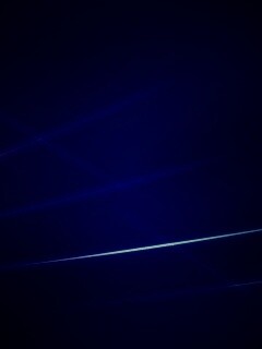 Лучи света на фиолетовом фоне обои