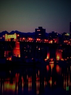 Мост и катера на закате обои
