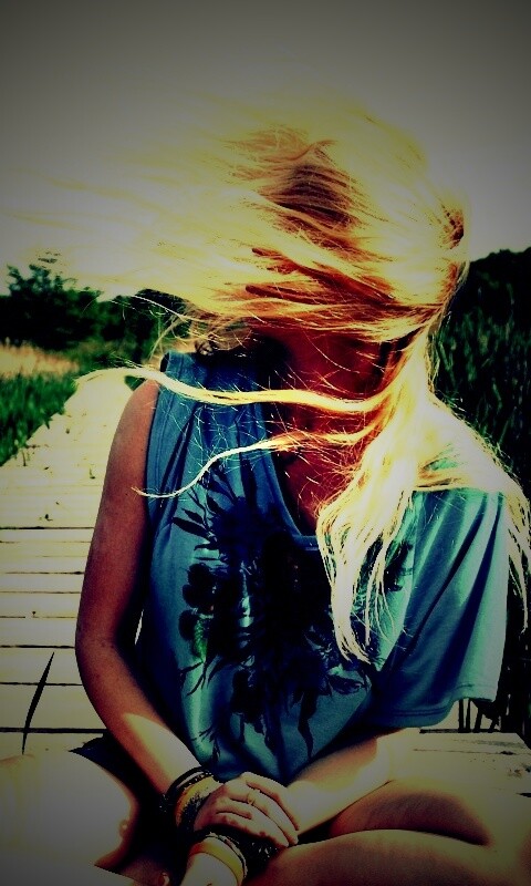 Девушка и ветер обои