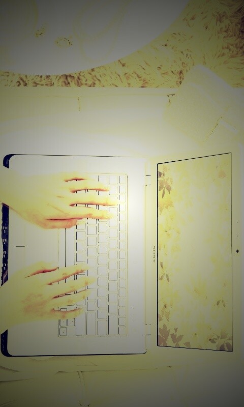 Девушка с ноутбуком vaio обои