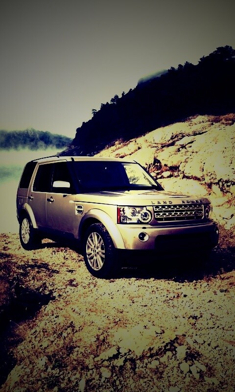 Range rover в горах у реки обои