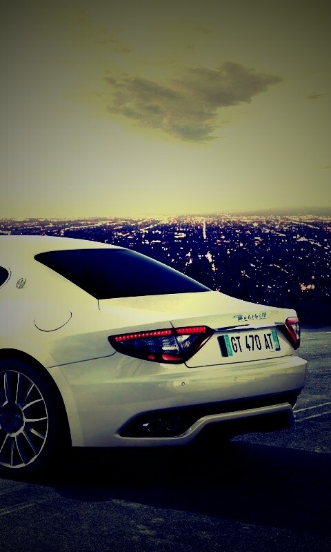 Maserati Granturismo на фоне города обои