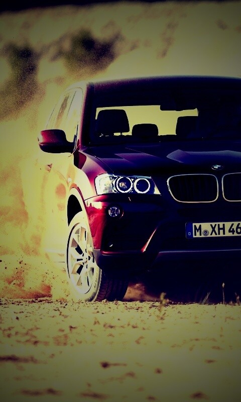 Кроссовер BMW в заносе обои