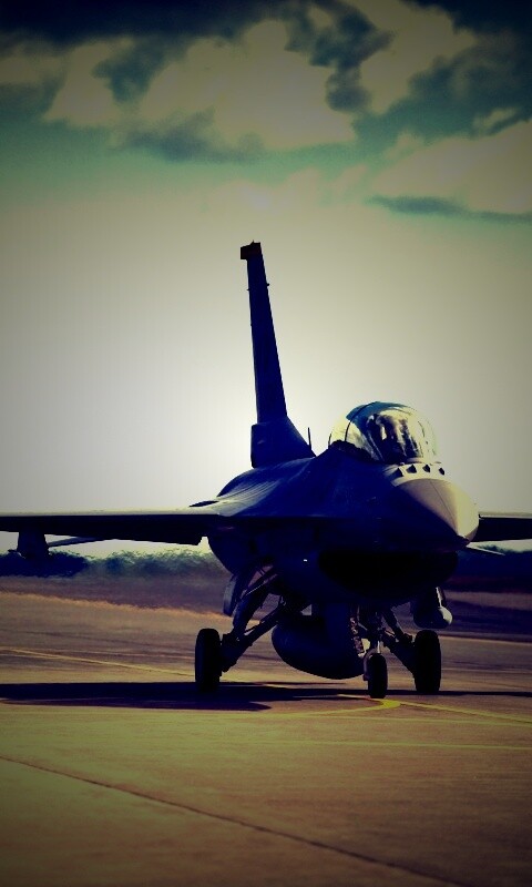 Истребители f16 Falcon на взлетной полосе обои