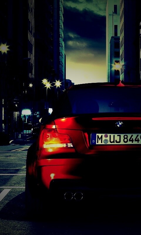 BMW M1 на улицах города обои