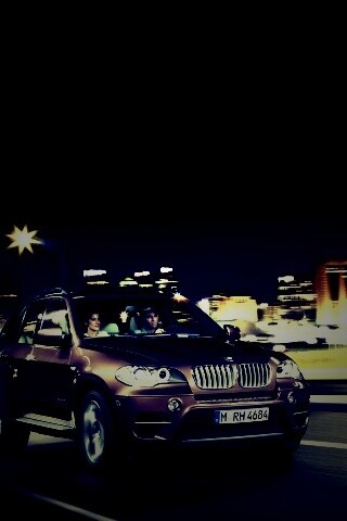 Пара в BMW X5 обои