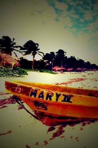 Лодка на берегу моря MARY IV обои
