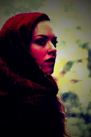 Amanda Seyfried in Red Riding Hood обои