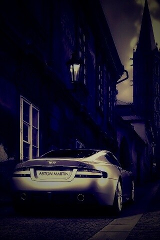 Aston Martin в старинном городе обои