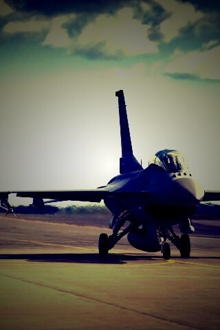 Истребители f16 Falcon на взлетной полосе обои